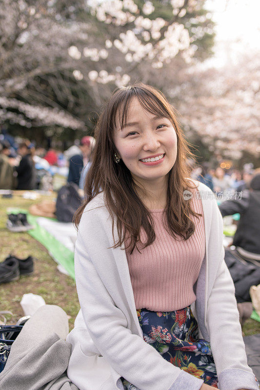 花见派对上年轻女子的肖像