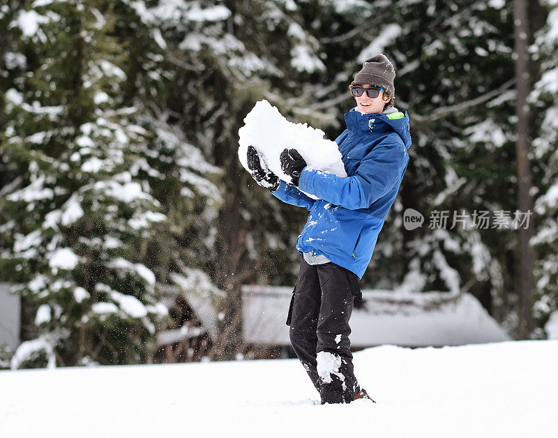 少年在雪中玩耍