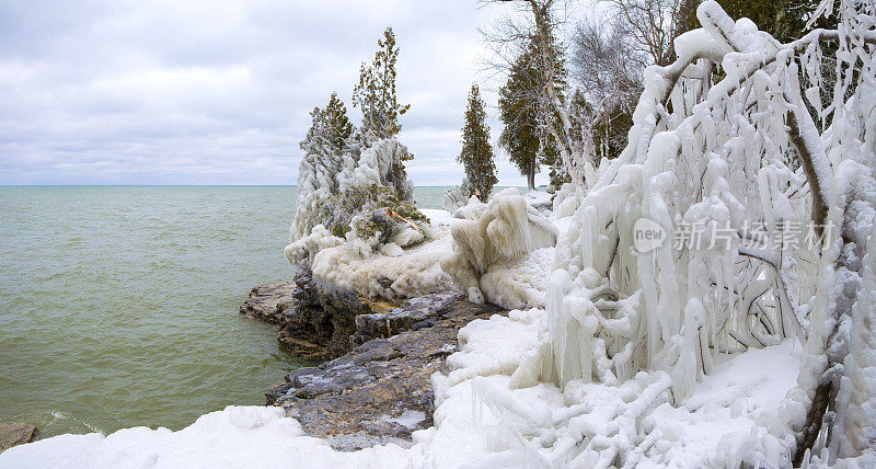 暴风雪过后，湖面上的风景、树木和树枝都被冰雪覆盖。