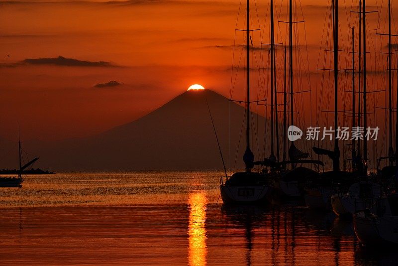 在三浦半岛Moroiso海湾拍摄的富士山上的日落