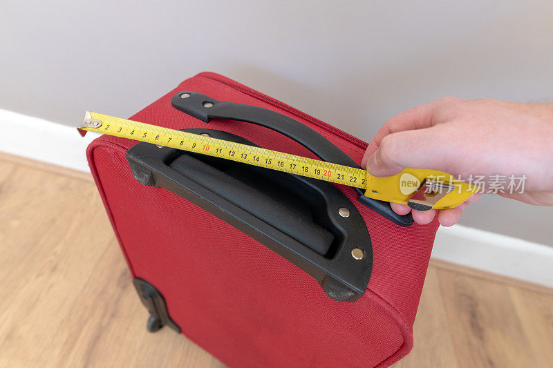 测量随身行李的尺寸，以符合航空公司的尺寸要求