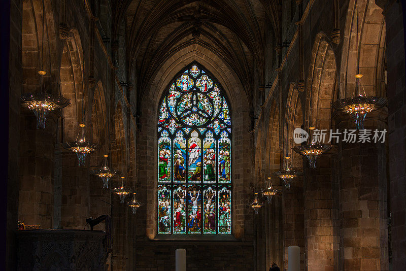 爱丁堡圣吉尔斯大教堂的彩色玻璃窗