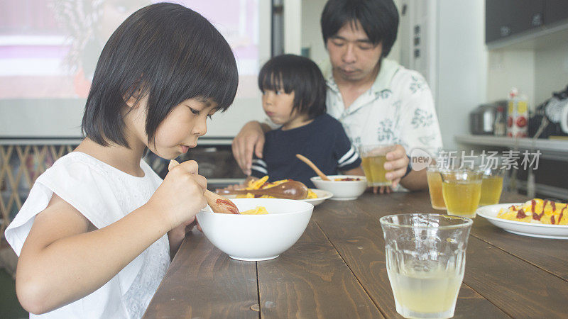 一家人在房间里吃午饭