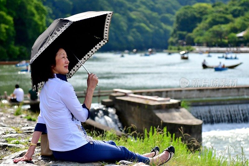 日本女子在京都岚山河畔放松