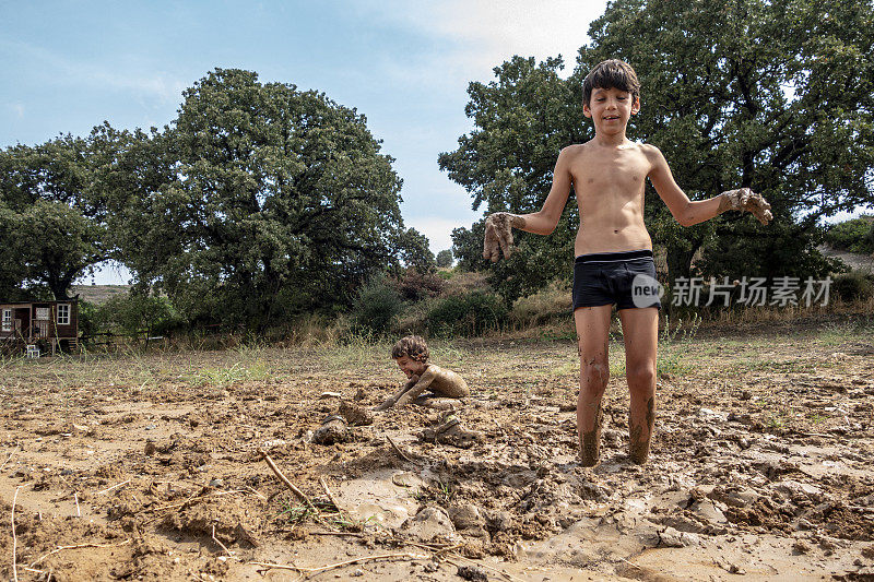 两个男孩在泥里玩