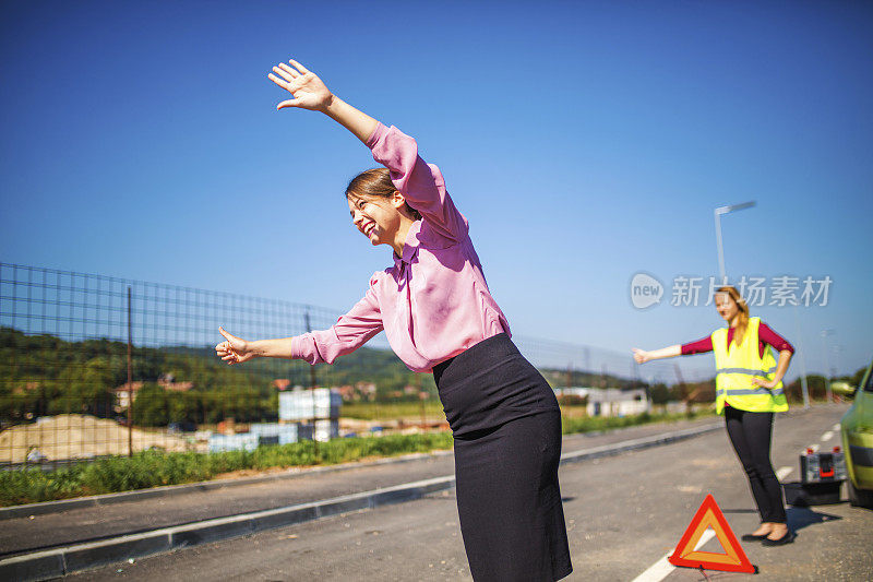 年轻女人和她的破车