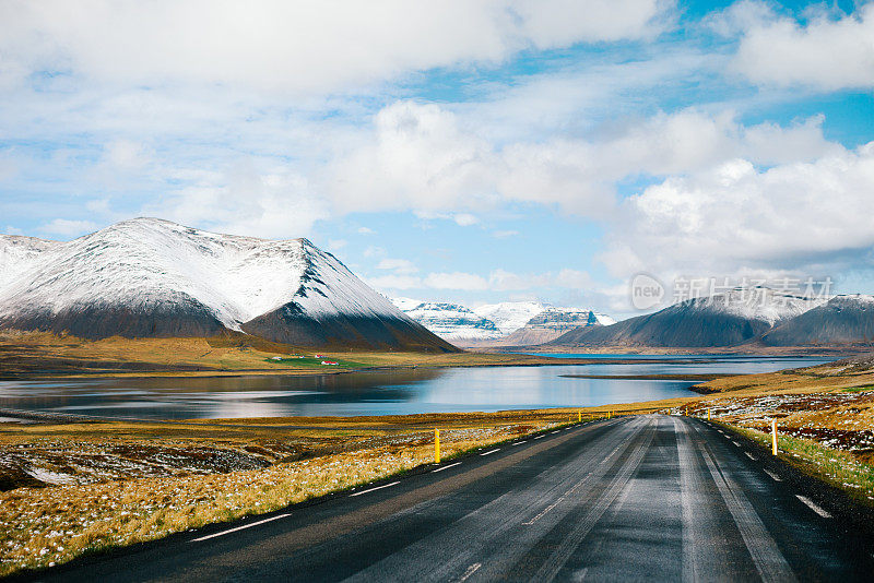 穿越冰岛山脉和峡湾的公路