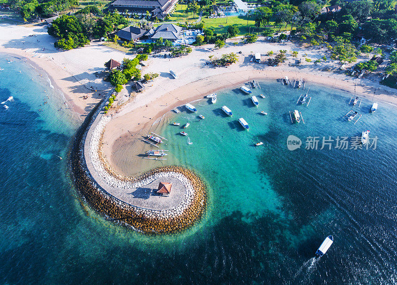 巴厘岛海岸与象征性的防波堤鸟瞰图