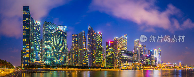 新加坡霓虹夜景城市商业区摩天大楼滨海湾全景