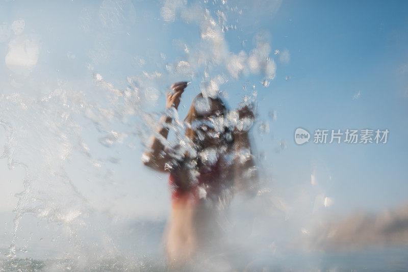 一个女人在海里被溅起水花的肖像