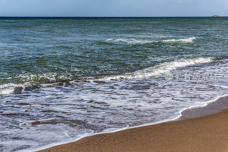 海浪拍打着海岸