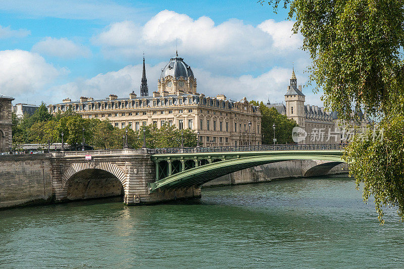 法国巴黎塞纳河沿岸的典型巴黎建筑