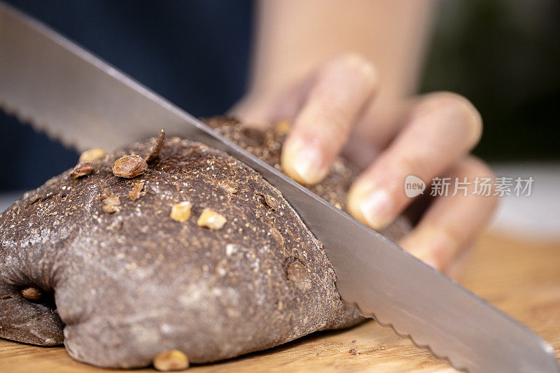 手工面包:用榛子和可可粉自制的全麦酸面包