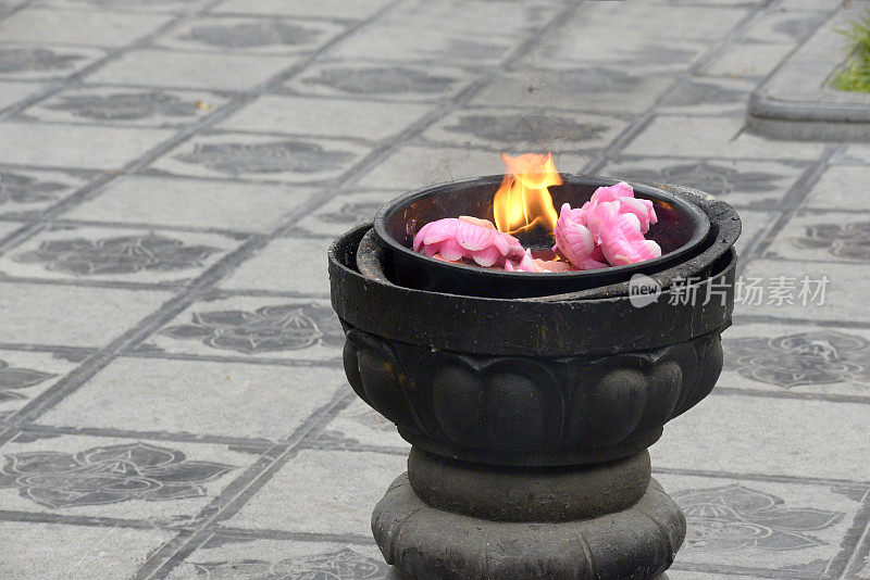 中国洛阳佛寺内用于燃烧蜡烛的香炉