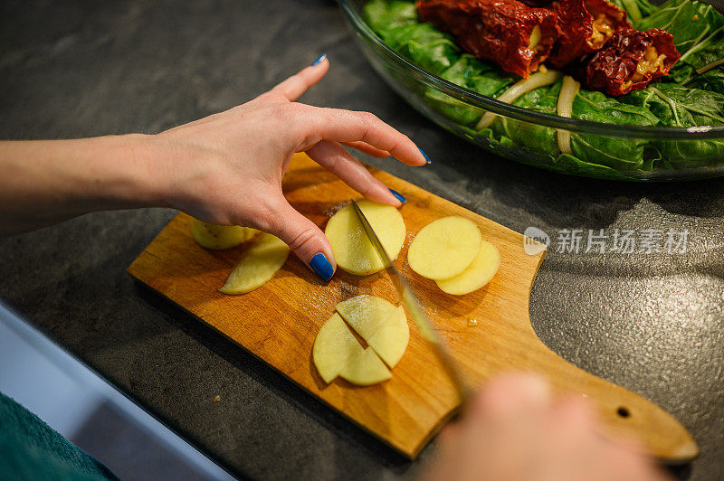 女性手握熟椒库存照片