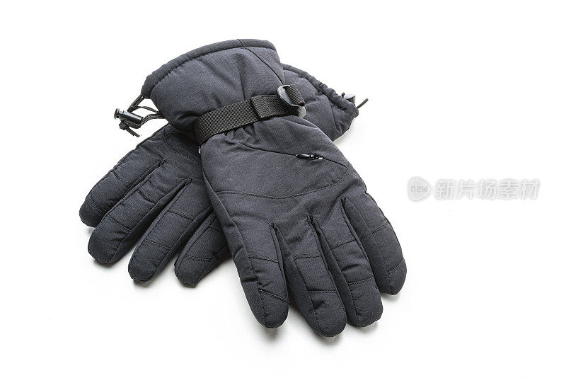 一双黑色冬季运动手套孤立在白色背景。本空间