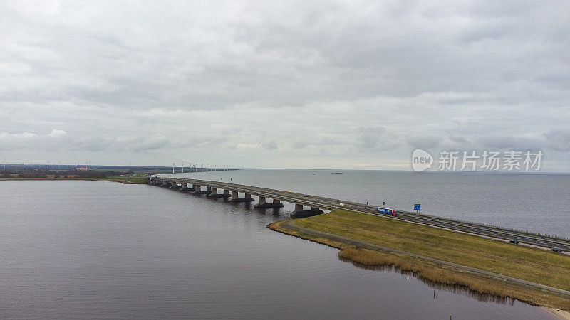 鸟瞰Ketelbrug和高速公路A6在Ketelmeer和IJsselmeer在荷兰。