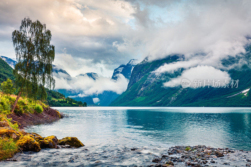 洛瓦内特湖的雾夏天的观点，斯特林市，松格峡湾县，挪威。挪威多彩的早晨景色。自然美的概念背景。