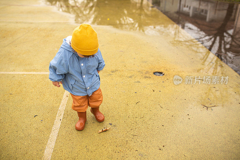 小男孩站在地上想知道那是什么