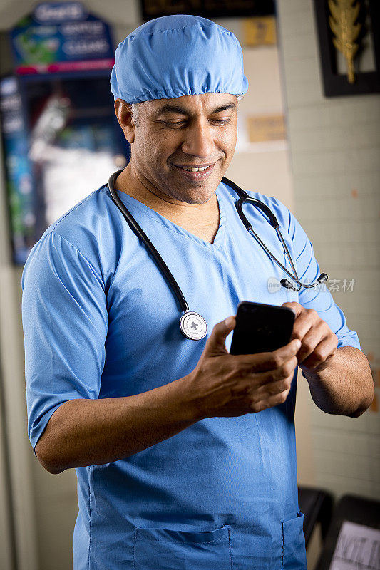 阳性男性外科医生在医院使用手机