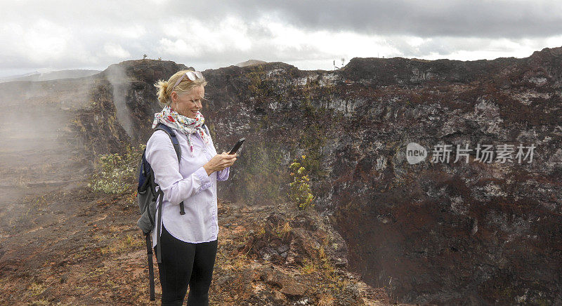 女人探索毛纳乌鲁火山边缘