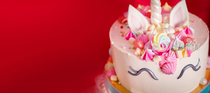 甜美的餐桌和独角兽大蛋糕是为小女孩的一岁生日准备的