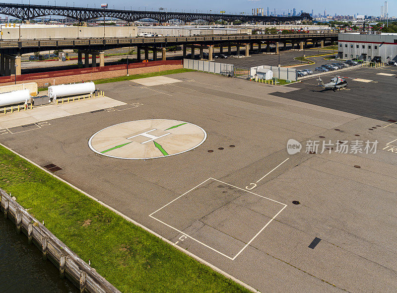 直升机停机坪鸟瞰图下的普拉斯基Skyway，在新泽西州。