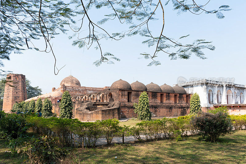 卡特拉清真寺，印度次大陆最大的商队营地之一。位于巴罗瓦塔拉，Murshidabad，西孟加拉邦，印度。伊斯兰建筑。