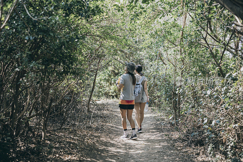 两个亚洲女人在台湾户外徒步旅行