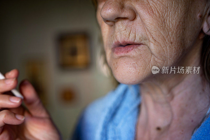 特写拍摄的成熟的成年妇女手中拿着一根香烟