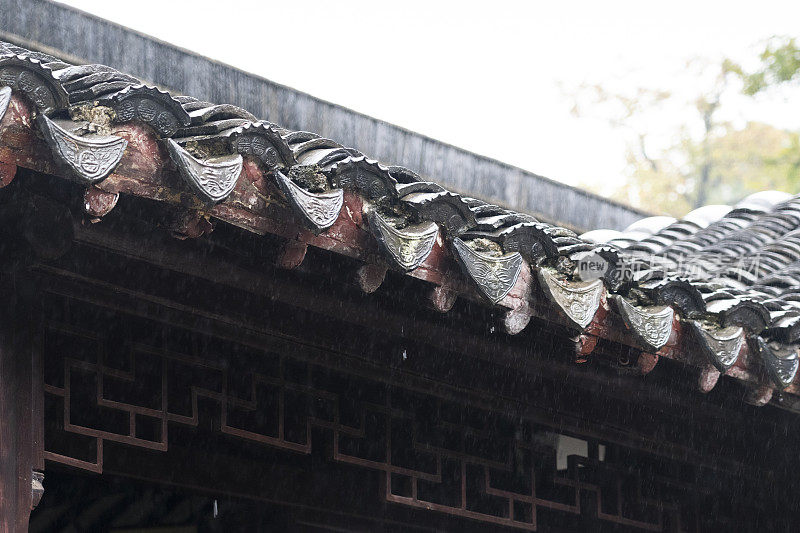 苏州园林中古宅屋檐下的雨天