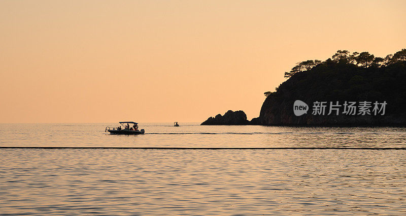 在海岸附近的旅游游船结束一天