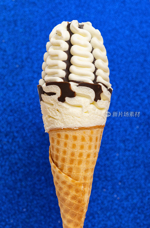 新鲜香草口味的冰淇淋蛋卷配上蓝色珠光宝气的巧克力