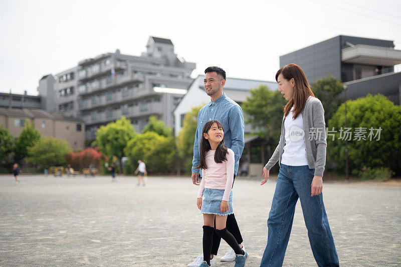 在住宅区的家庭散步