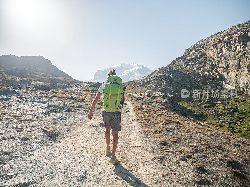 一名男子在瑞士阿尔卑斯山徒步旅行