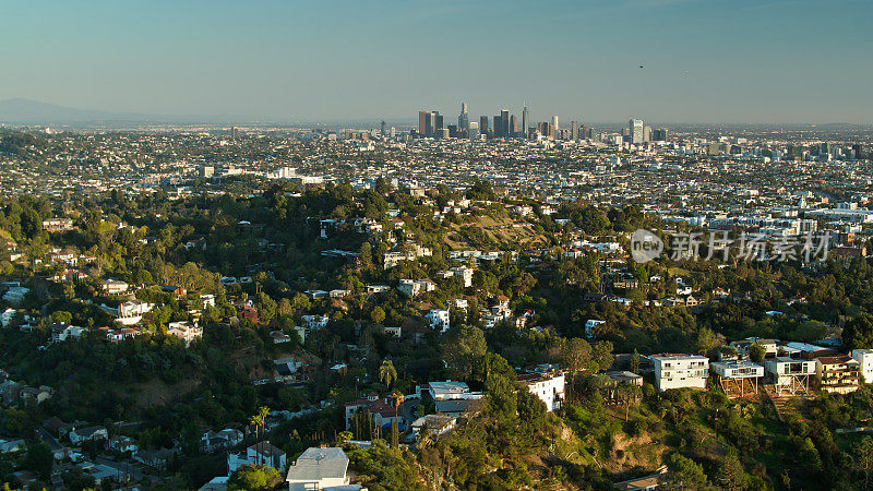 从好莱坞山上鸟瞰洛杉矶市中心的天际线