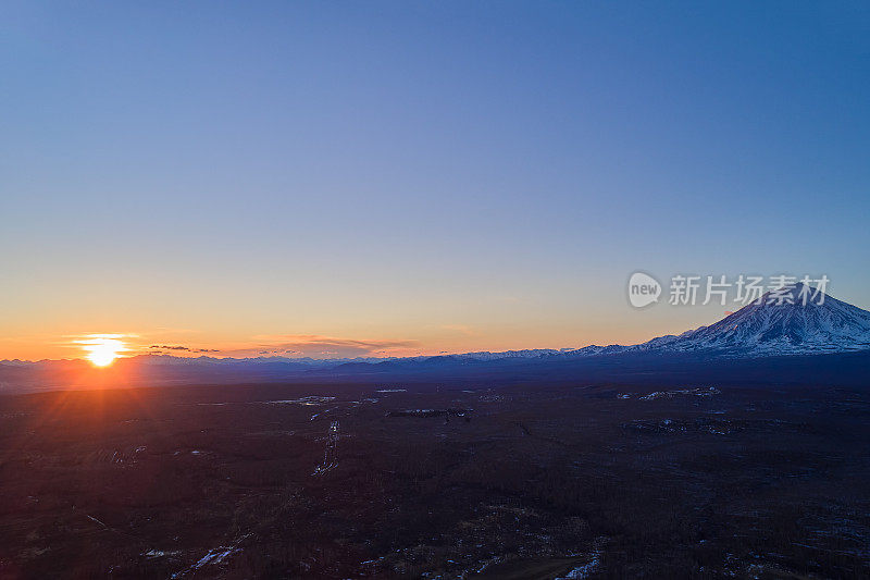 春天，无人机俯瞰落日和火山