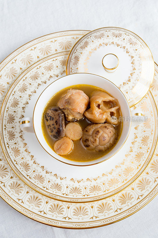 美味的中国食物——古老的英国汤碗里的鱼肚和鸡汤