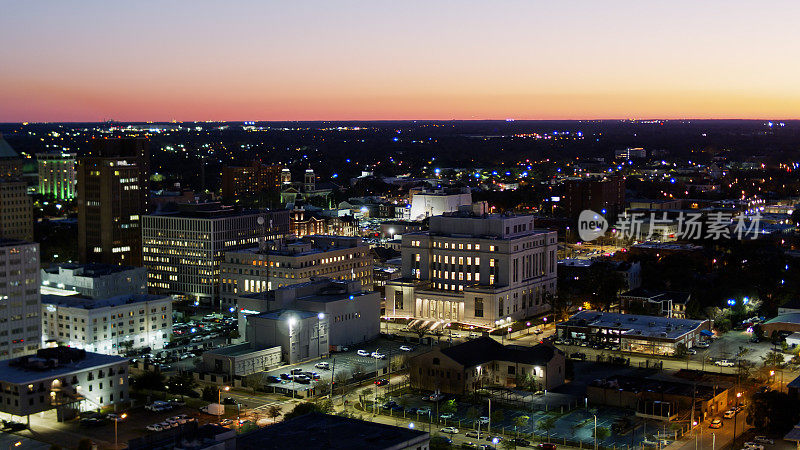 阿拉巴马州莫比尔市中心的市政建筑在黄昏-空中