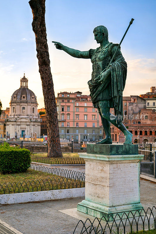 罗马市中心的奥古斯都皇帝的雕像被傍晚的第一缕阳光包围