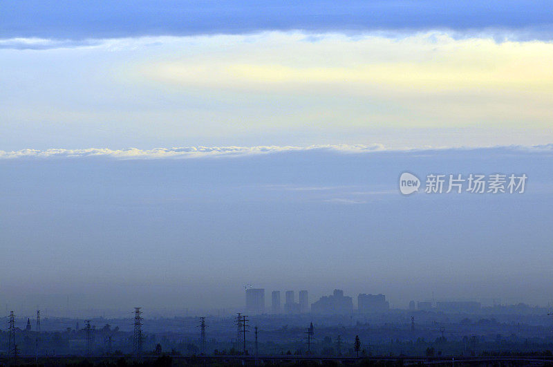 日落中的城市背景