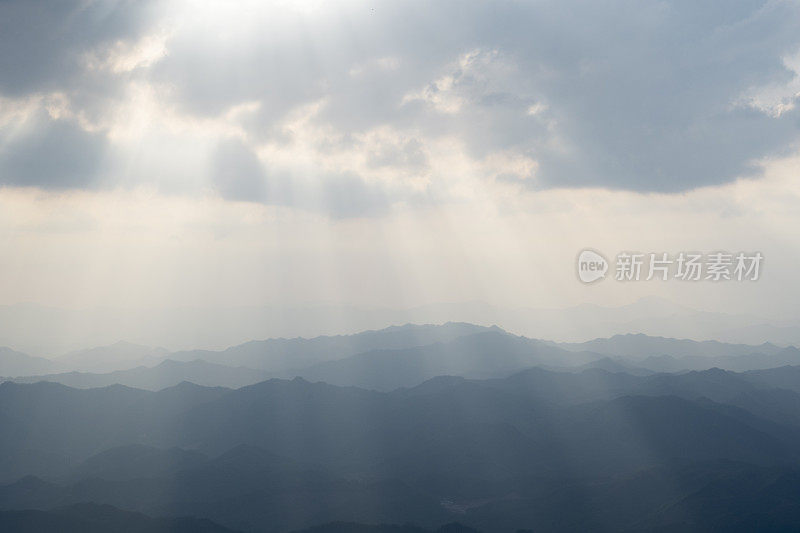 黄昏的光线穿过云层和山脉