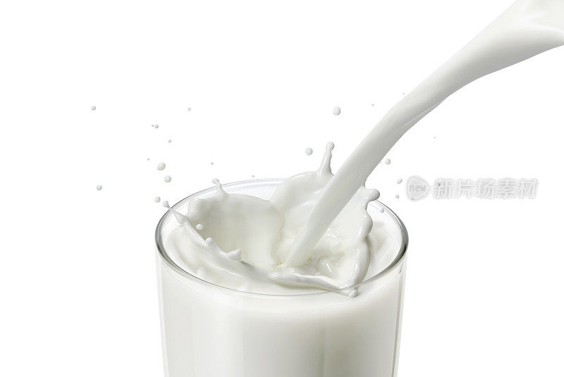 牛奶倒得哗哗作响，溅在心窝里，爱的符号。牛奶杯爱好者。将牛奶倒在玻璃杯中，形成心形图案，爱的标志显示健康食品，新鲜牛奶，早餐饮料的概念