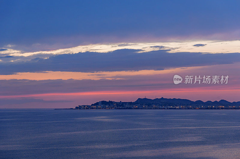 戏剧性的海景在都勒斯海滩的全景