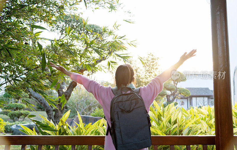 一个女人在公园里张开双臂