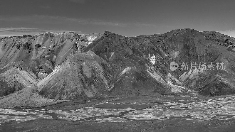 冰岛著名的高地景观，Landmannalaugar地区-冰岛。绿色的熔岩田和背景山，从无人机鸟瞰图