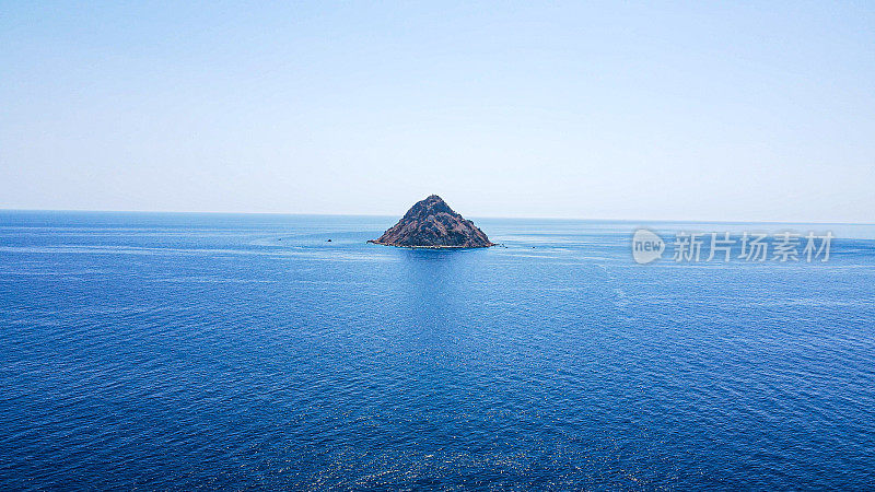 孤岛的天线，海浪和沙子的天线在一个岛屿上与绿松石的水，背景岛，一个岛屿与绿松石的水，海滩岛