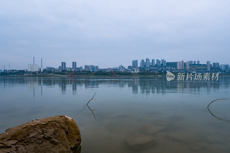 阴天重庆滨江城市天际线