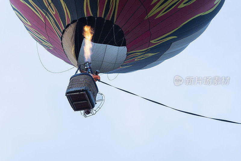 热气球和家人一起在空中飞翔