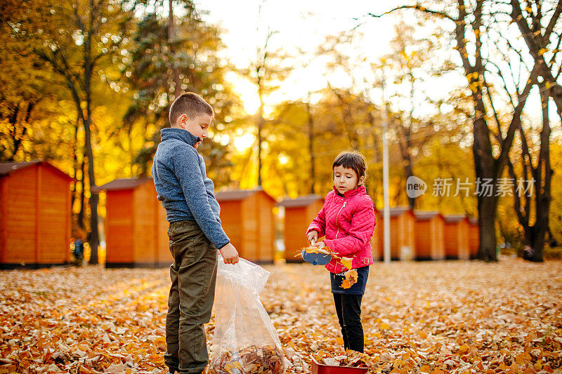 秋天，孩子们在公园里玩耍